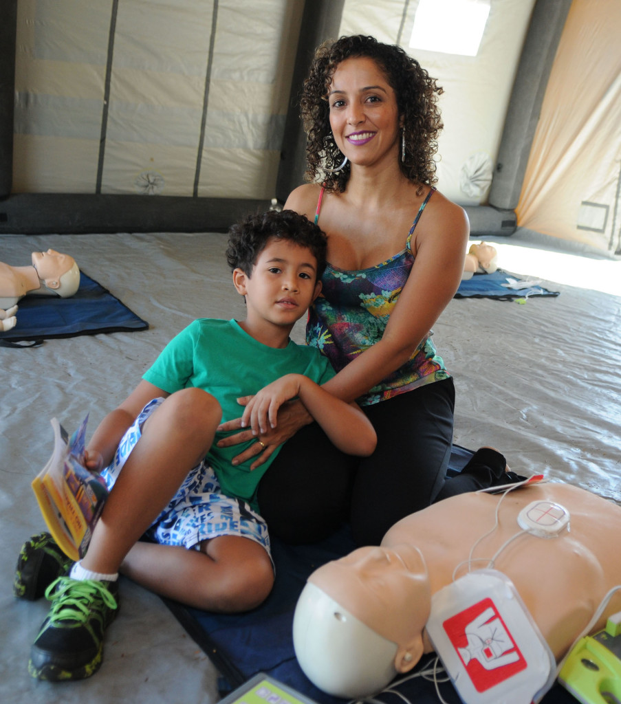 Cristiana Bastos e o filho Gabriel participaram da aula de primeiros socorros em caso de parada cardíaca, ministrada por profissionais do Samu.