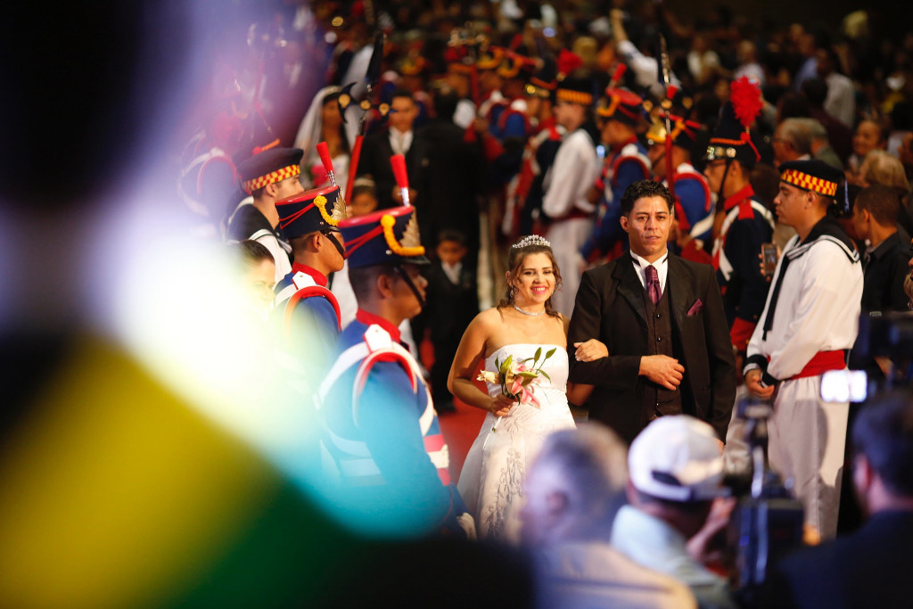 Casal desfila em tapete vermelho no Centro de Convenções para oficializar união por meio do Alma Gêmea
