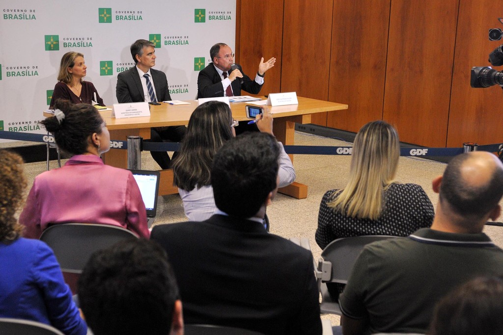 A secretária de Planejamento, Orçamento e Gestão, Leany Lemos, o chefe da Casa Civil, Sérgio Sampaio, e o secretário de Fazenda, João Antônio Fleury, durante a apresentação do primeiro relatório de gestão fiscal de 2016, nesta segunda-feira (30), no Palácio do Buriti.