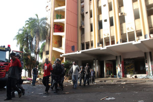 Ocupantes do antigo Hotel Torre Palace são conduzidos para fora do prédio por policiais militares do Batalhão de Choque.