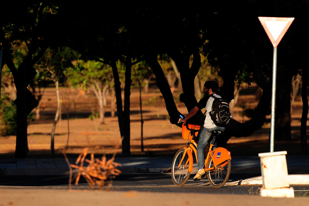 Ciclista usa bicicleta compartilhada no Eixo Monumental.