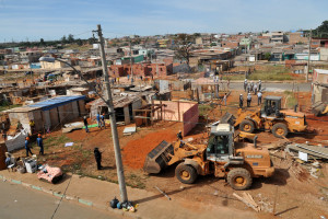 Operação integrada do governo de Brasília resulta na derrubada de barracos de madeira e de alvenaria em Samambaia.