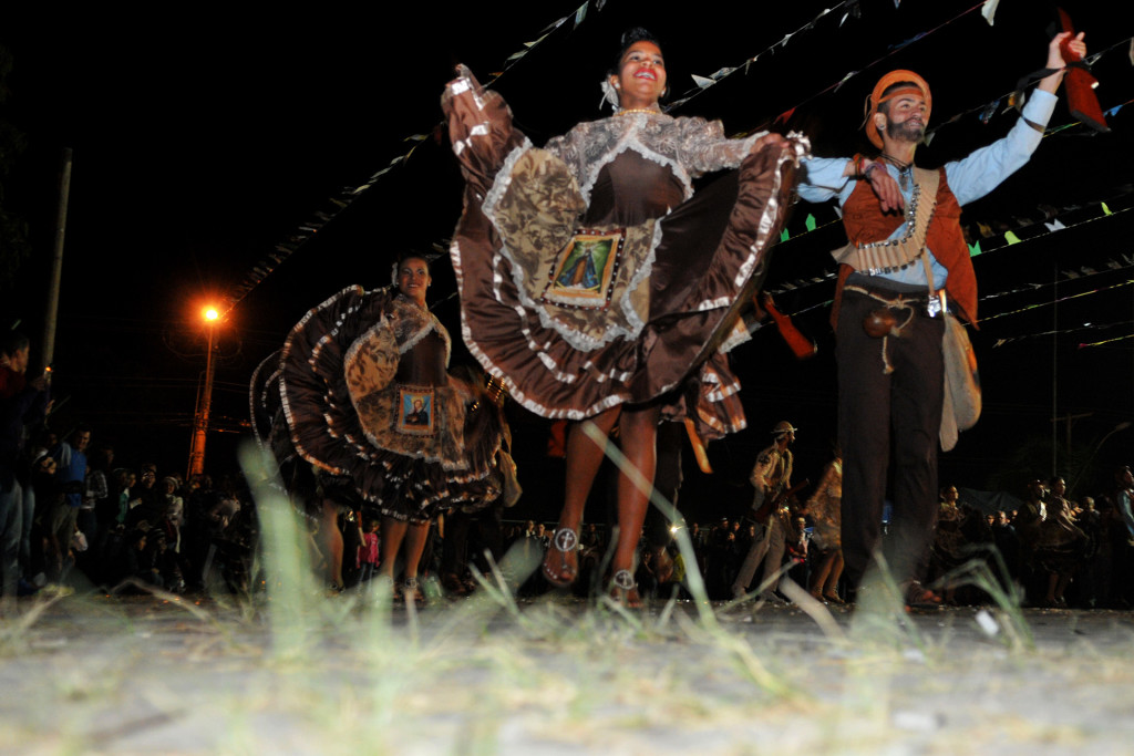 Com barraquinhas de comidas típicas e bandeirolas características dos festejos, a Casa do Cantador de Ceilândia transformou-se em palco para espetáculo de quadrilhas juninas na noite deste sábado (25).