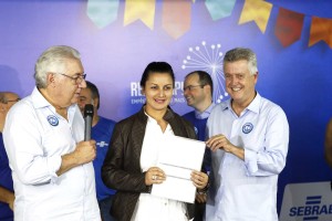 Presidente Nacional do Sebrae, Guilherme Afif Domingos, e o governador Rollemberg entregam licenciamento para a empresária Lilian Mateus Silveira.