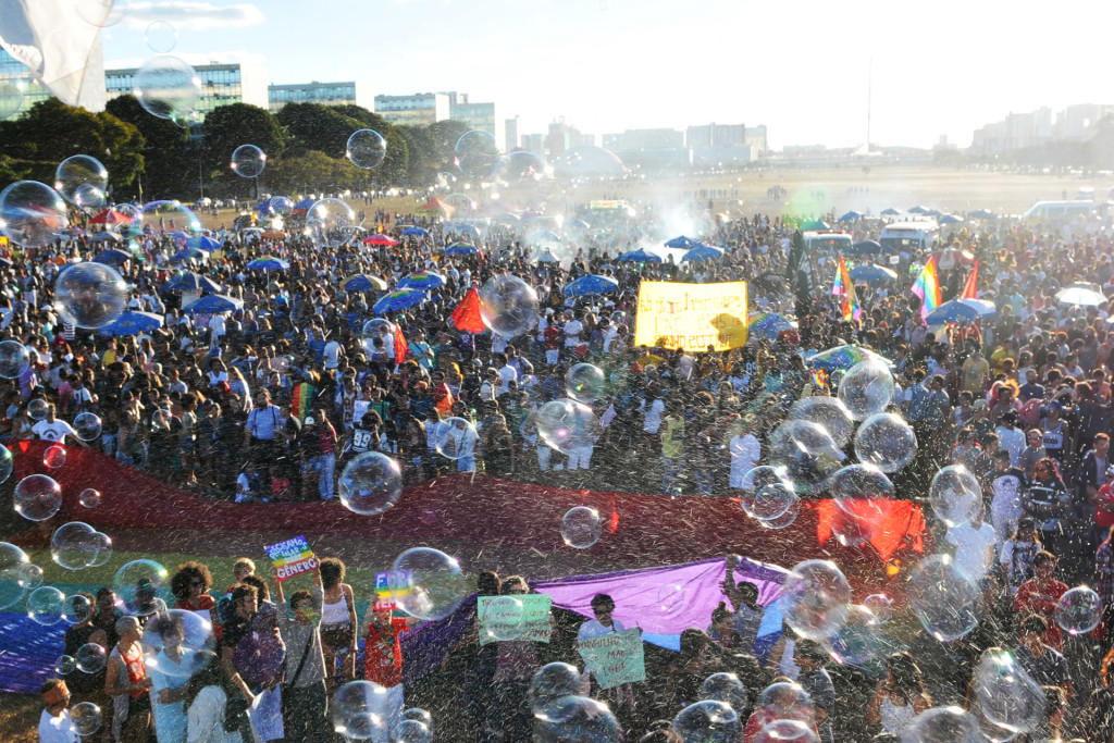 Cerca de 20 mil pessoas participaram da 19ª Parada do Orgulho LGBTS (lésbicas, gays, bissexuais, travestis, transexuais e simpatizantes) de Brasília, neste domingo (26), segundo estimativa da Polícia Militar do Distrito Federal.