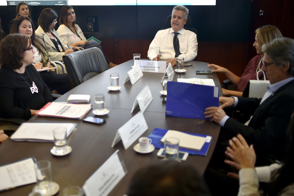 O governador Rollemberg em reunião com o secretário de Cultura, Guilherme Reis, e equipe da pasta. Foto: Andre Borges/Agência Brasília