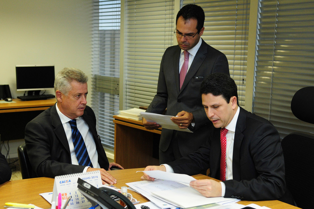 O governador Rodrigo Rollemberg e o ministro das Cidades, Bruno Araújo.
