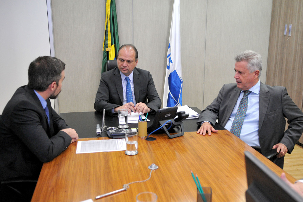 O secretário de Saúde, Humberto Fonseca, o ministro da Saúde, Ricardo Barros, e o governador Rodrigo Rollemberg. Foto: Renato Araújo/Agência Brasília