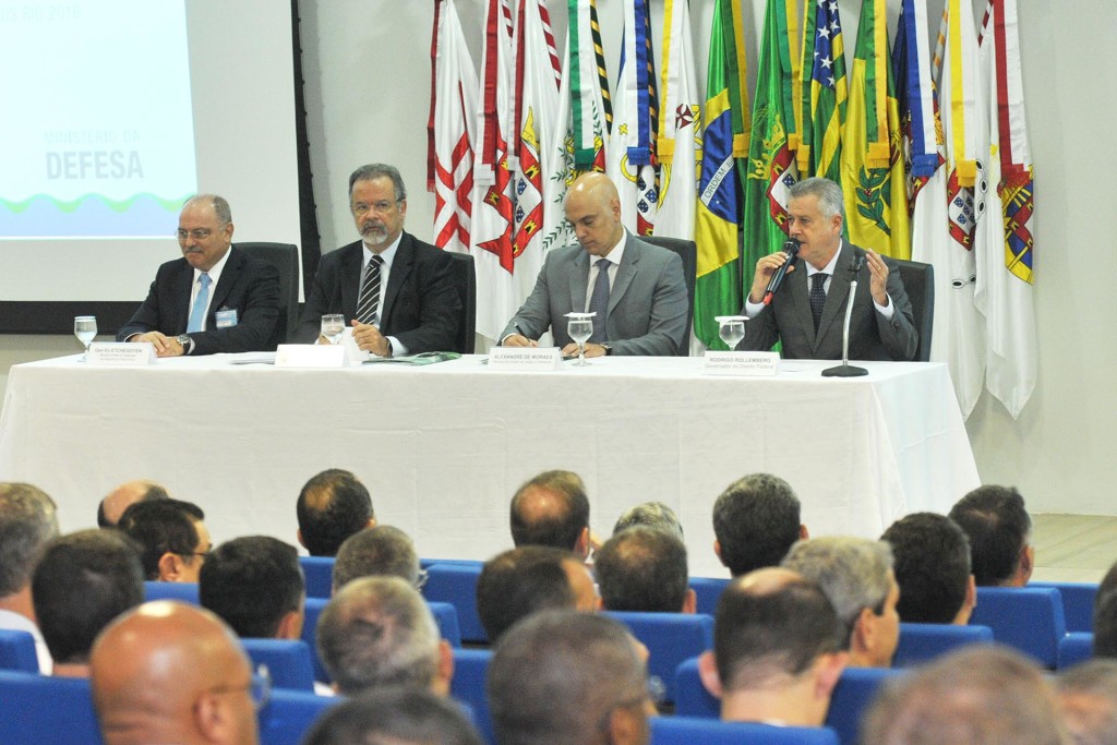 O governador de Brasília, Rodrigo Rollemberg discursa durante evento.