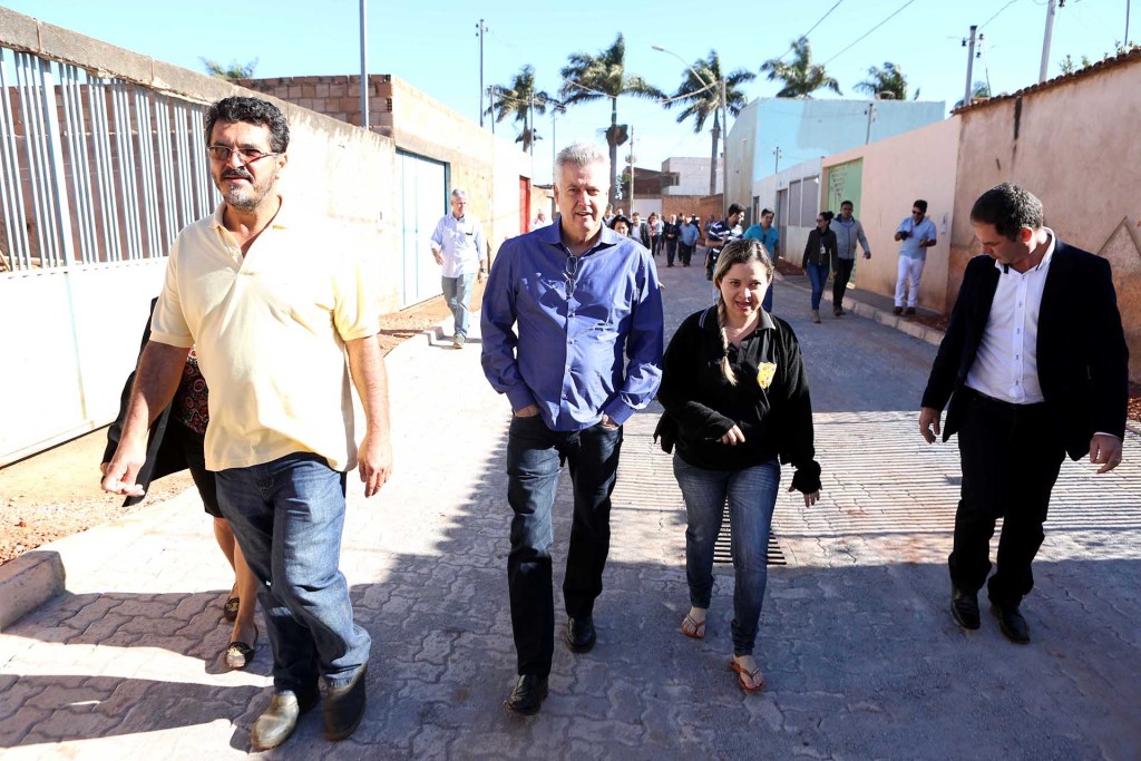 O governador de Brasília, Rodrigo Rollemberg percorreu algumas ruas do Sol Nascente, em Ceilândia.