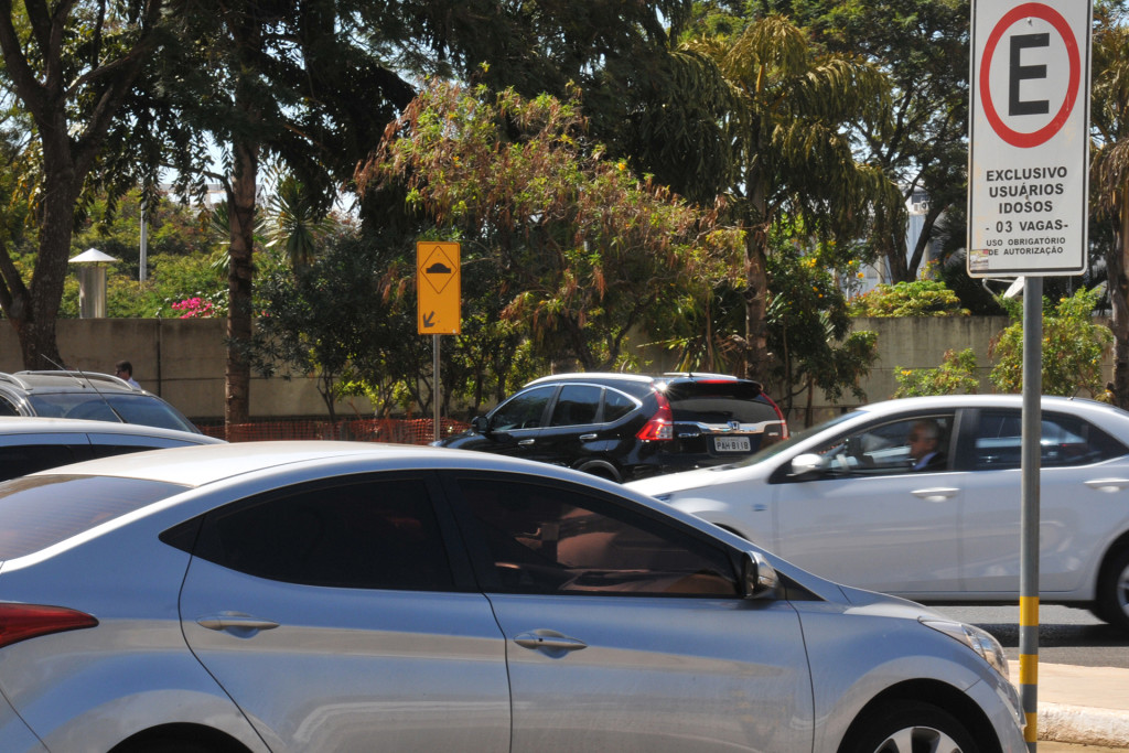 Veículos estacionados em vagas reservadas têm de, obrigatoriamente, exibir credencial de estacionamento de idoso sobre o painel, com a frente voltada para cima. Foto: Tony Winston/Agência Brasília
