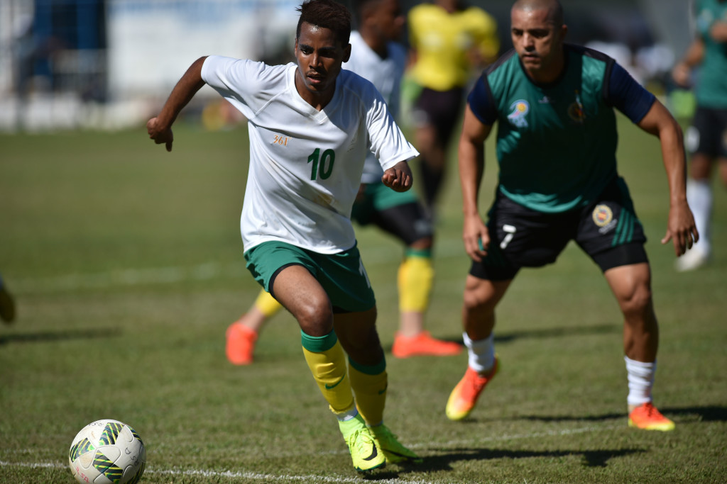 Tyroane Sandows, atacante da seleção olímpica sul-africana, marcou um dos gols da partida contra o time da Polícia Militar.