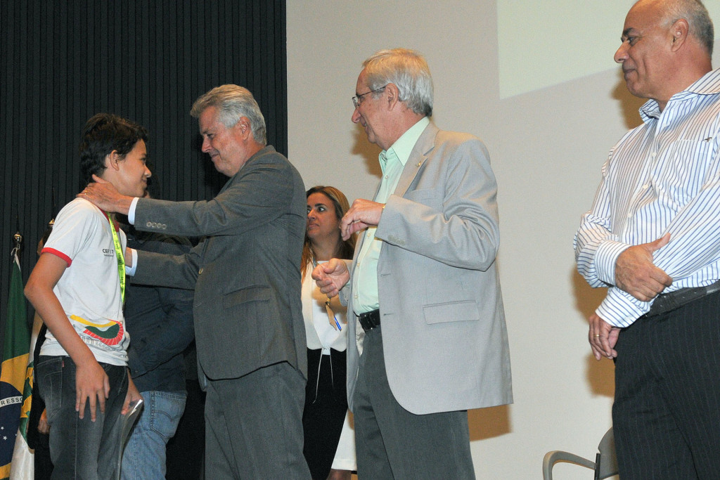 O governador de Brasília, Rodrigo Rollemberg, entregou medalhas aos alunos. 