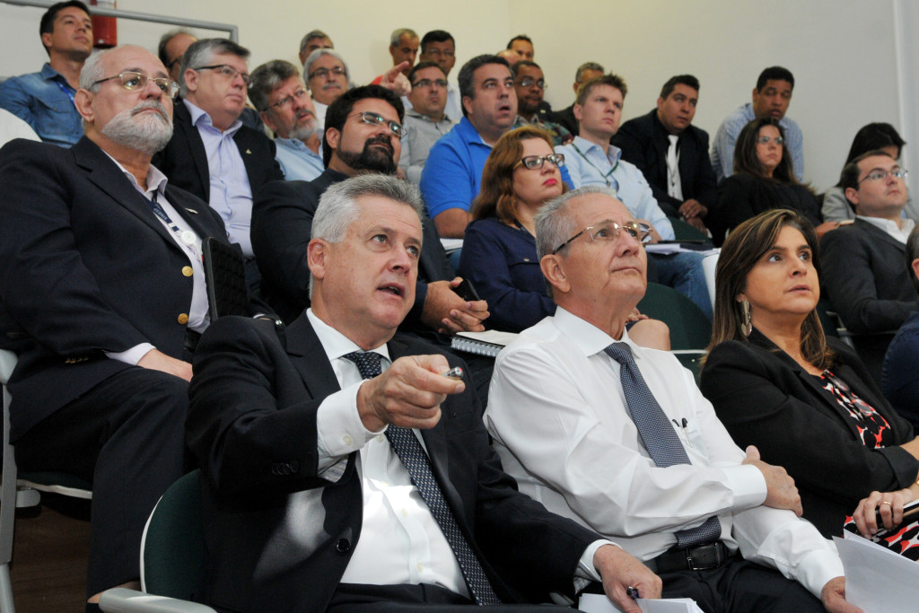 O governador Rodrigo Rollemberg, o secretário de Infraestrutura e Serviços Públicos, Antônio Coimbra e a presidente da Agefis, Bruna Pinheiro.