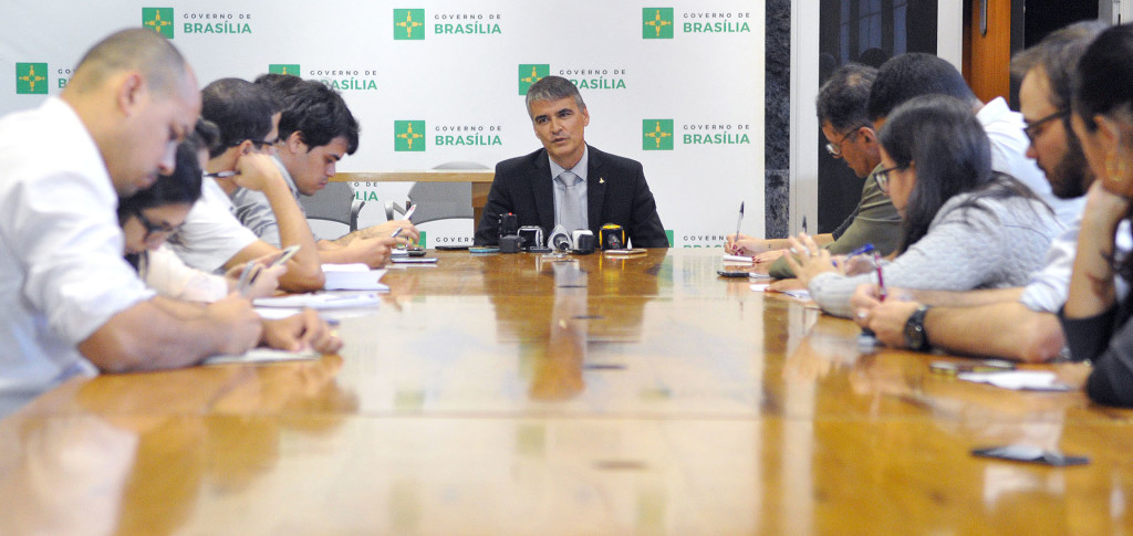 O chefe da Casa Civil, Sérgio Sampaio, em entrevista coletiva nesta quinta-feira (21). 