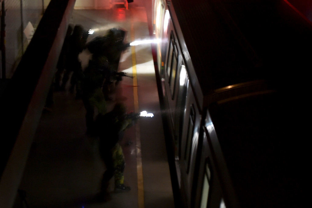 A simulação seguiu protocolos de segurança, como a ação dos militares ocorrendo com a estação completamente às escuras.
