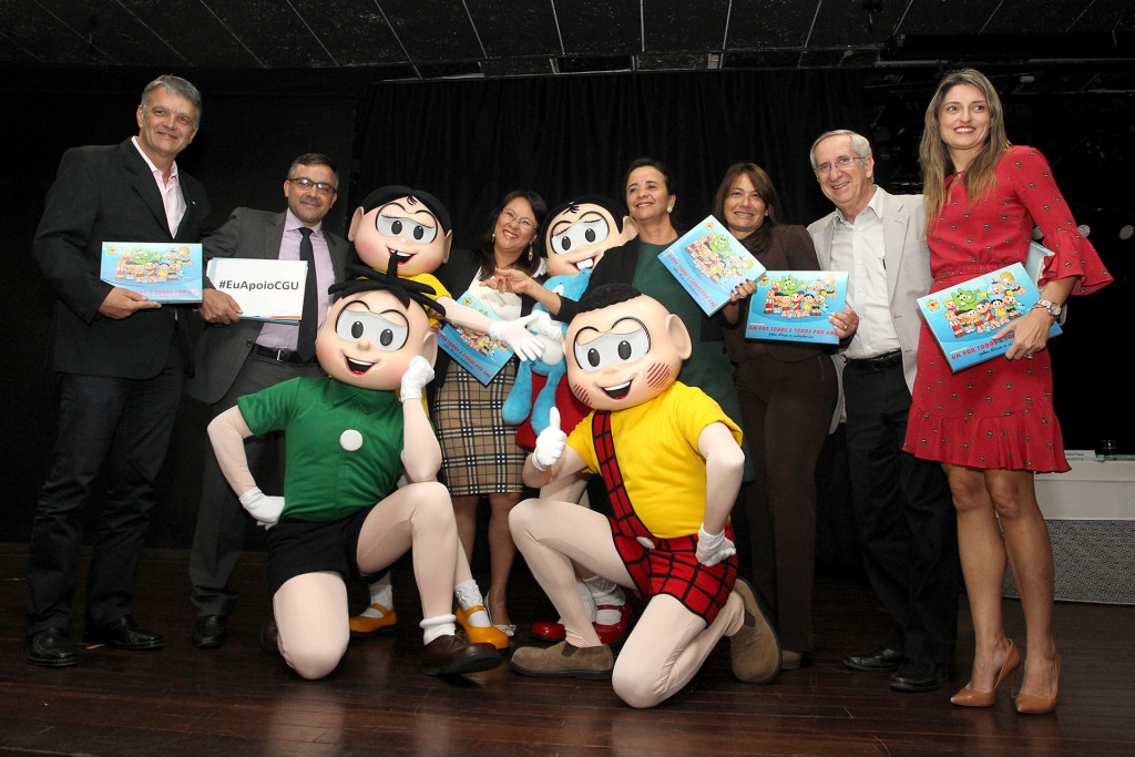 Os personagens da Turma da Mônica que ilustram os kits educativos do programa participaram do evento.