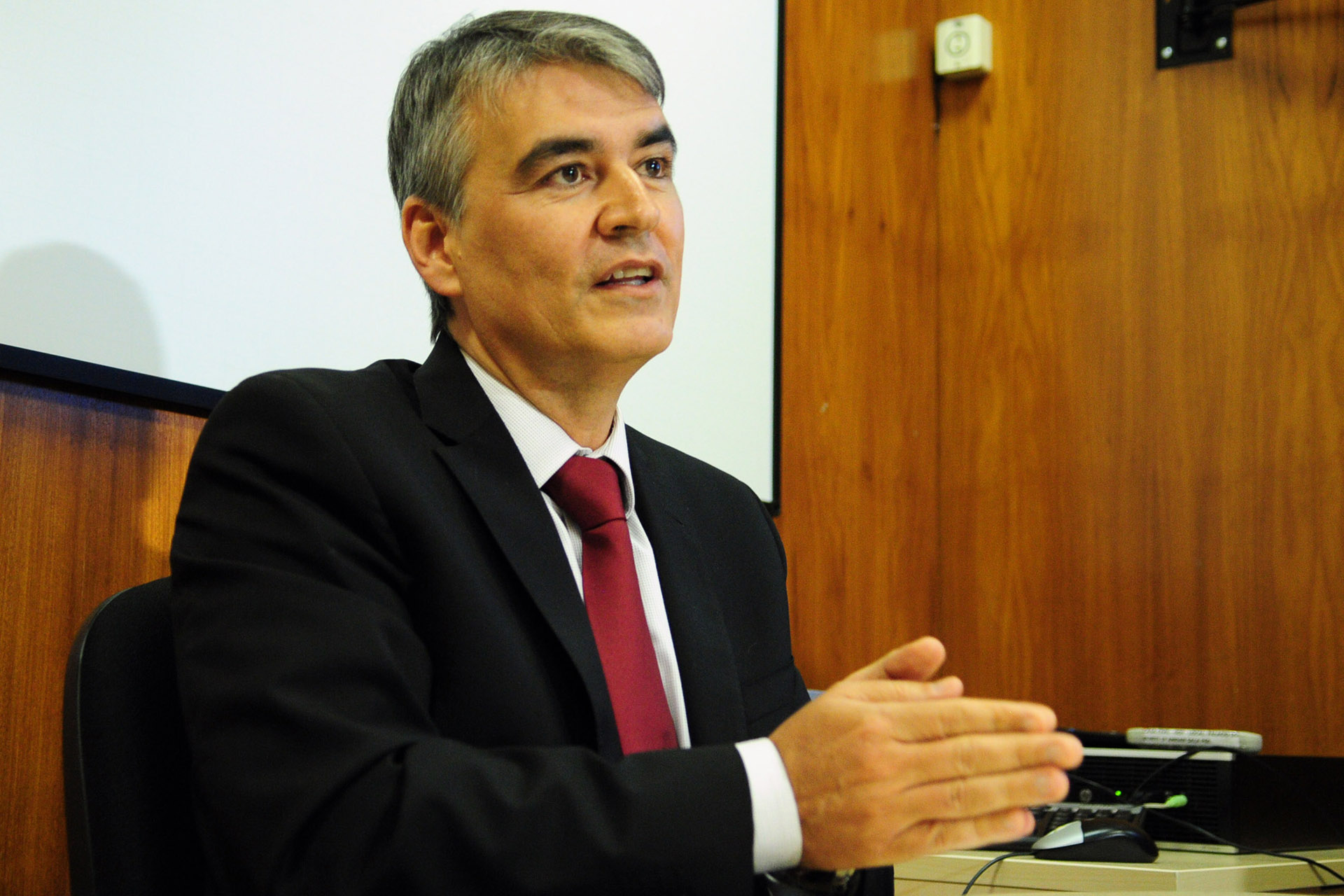 O chefe da Casa Civil, Sérgio Sampaio, expôs os detalhes da proposta, durante entrevista coletiva concedida na tarde desta quarta-feira (31)