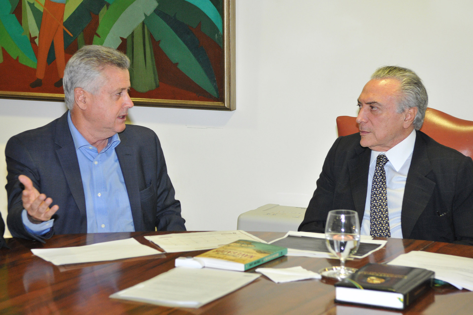 O governador Rodrigo Rollemberg e o presidente da República interino, Michel Temers, durante reunião com deputados federais da bancada do Distrito Federa