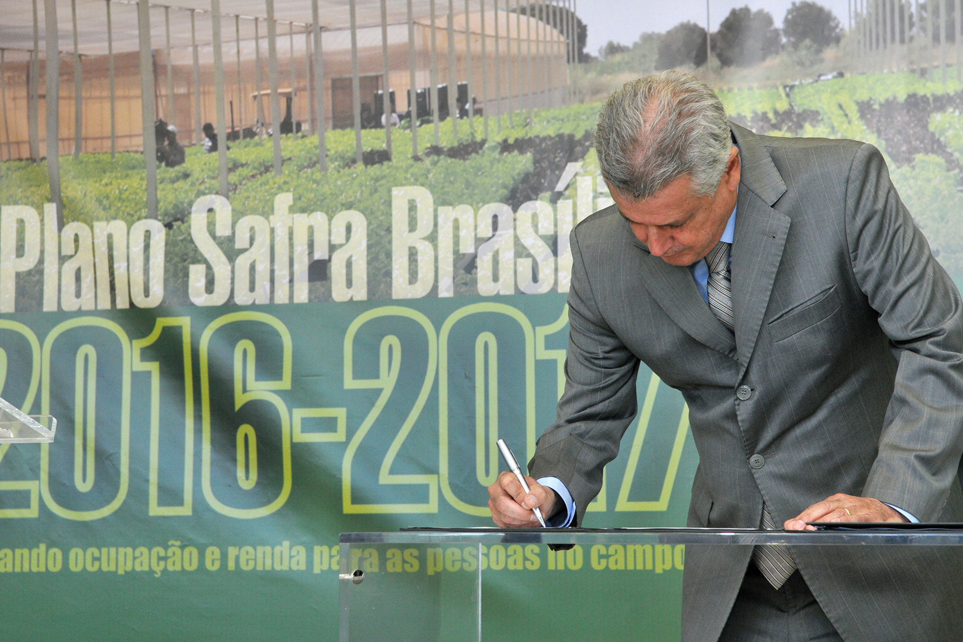 O governador de Brasília, Rodrigo Rollemberg, assina o projeto de lei que visa ordenar a ocupação do território rural do DF, durante o lançamento do Plano Safra Brasíllia 2016/2017, nesta terça-feira (30)