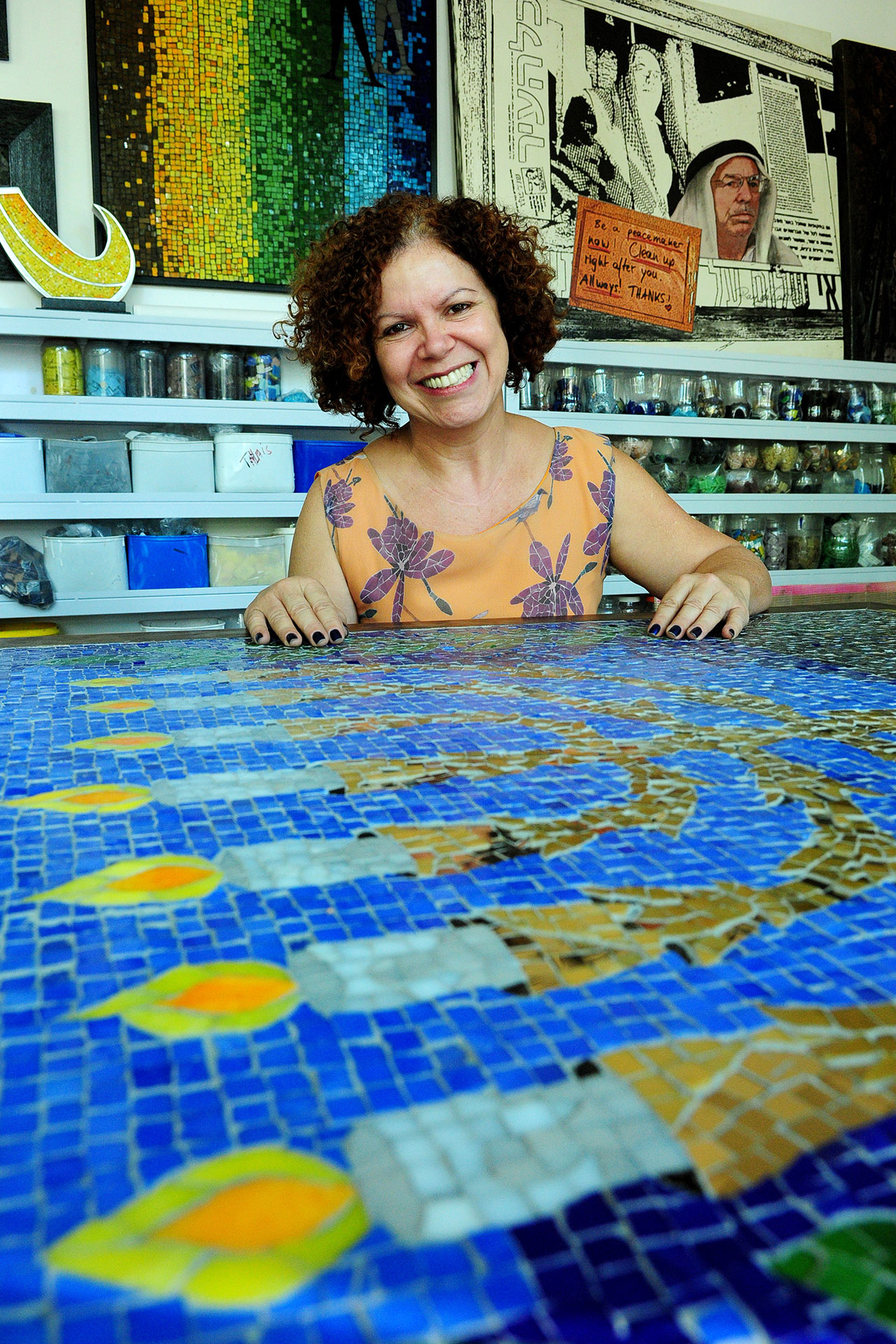 O painel de mosaico de Cida Carvalho, Menorah, obra que remete a um dos principais símbolos do Judaísmo