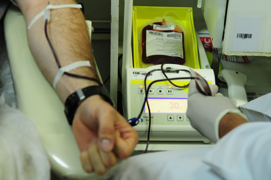 A Fundação Hemocentro de Brasília está com baixo estoque dos tipos sanguíneos O positivo e O negativo. Por isso, a instituição convida a população a doar sangue.
