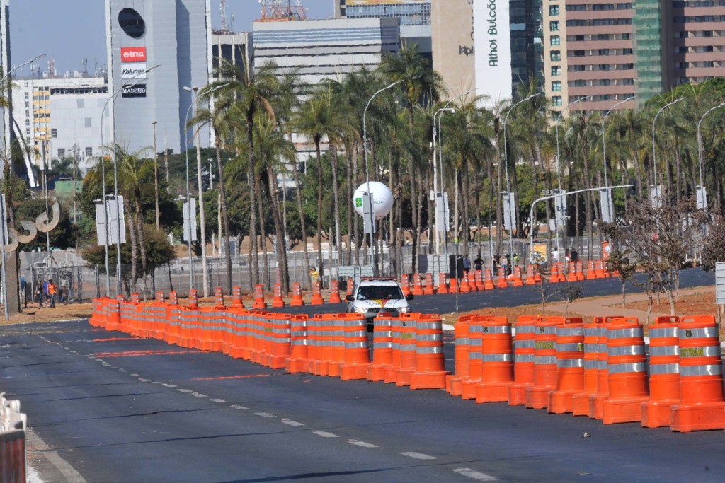 A via N1 do Eixo Monumental, que passa em frente ao Estádio Mané Garrincha, foi fechada às 13h.