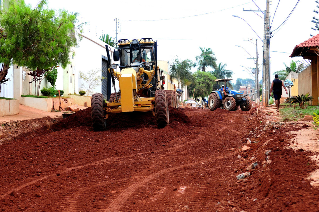 Máquinas trabalham em obras de pavimentação de vias em Vicente Pires.