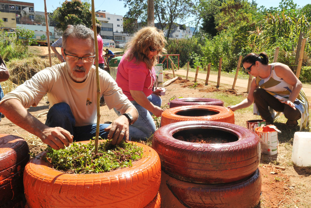 Voluntários plantam mudas na Vila Cauhy no projeto Na Medida.