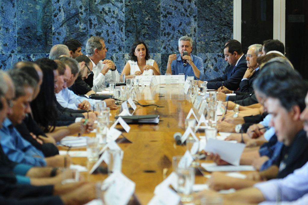 O governador Rodrigo Rollemberg reuniu-se nesta quinta-feira (29) com o secretário das Cidades, Marcos Dantas, e com administradores regionais e representantes de empresas do governo.
