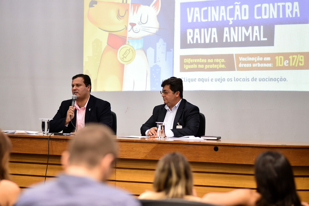 O subsecretário de Vigilância à Saúde, Tiago Coelho, e o médico veterinário da Vigilância Ambiental em Saúde Laurício Monteiro da Cruz, em coletiva na secretaria de Saúde.