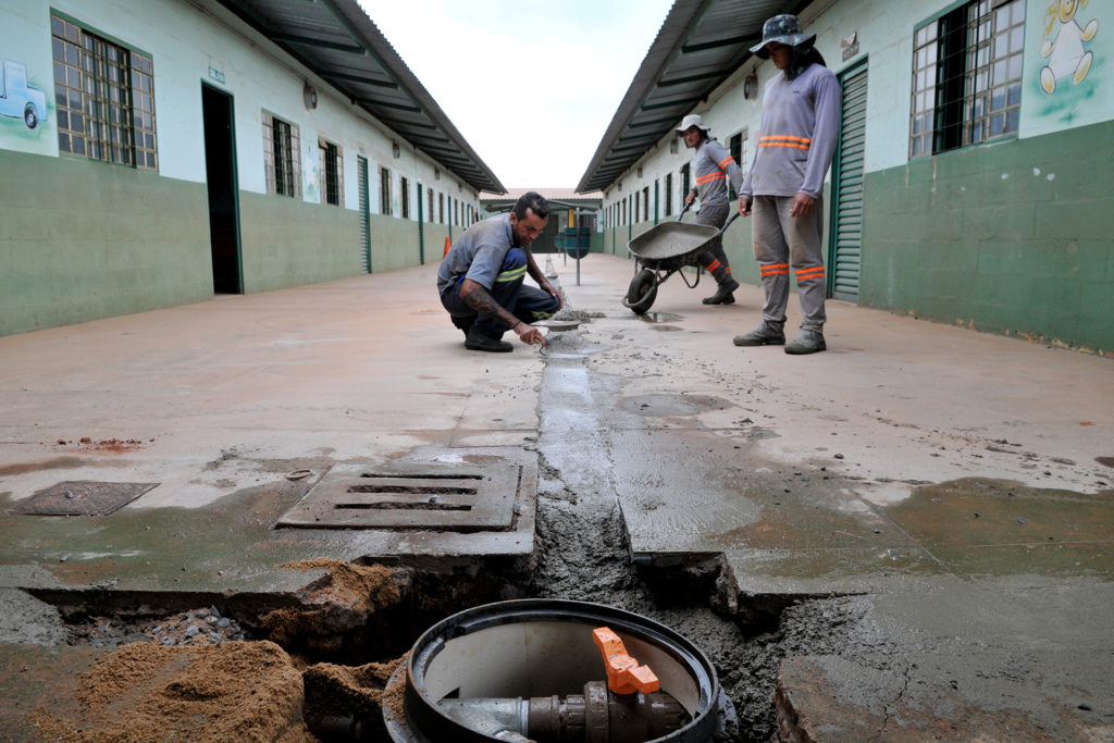 Escola Classe 1 da Estrutural, fechada desde 2012, passa por obras para sanar vazamento de gás metano.