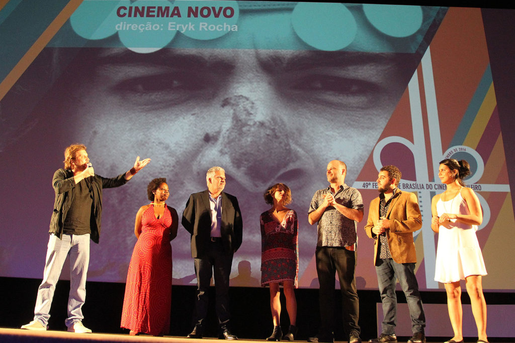 O diretor Eryk Rocha com a equipe do longa Cinema Novo, exibido na noite desta quarta-feira (20) na solenidade de início da 49ª edição do evento.