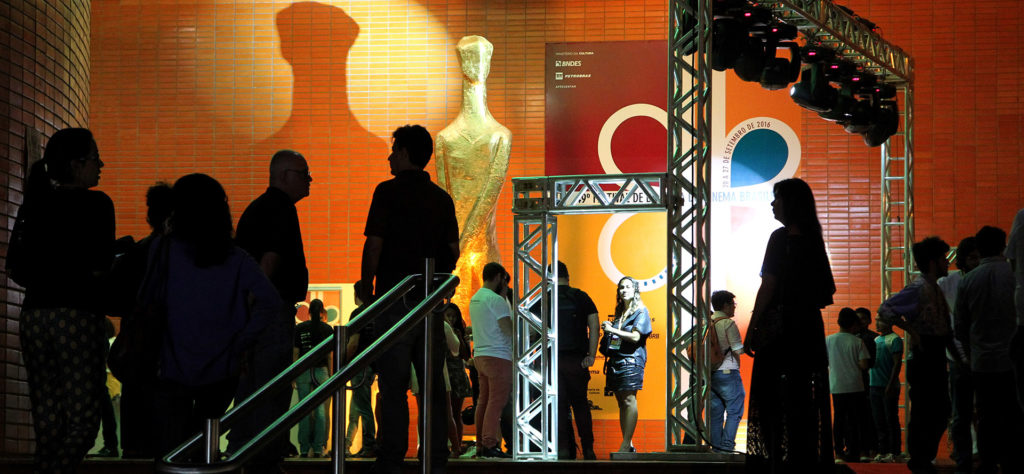 Público chega ao Cine Brasília, na 106/107 Sul, para o segundo dia da mostra competitiva do 49º Festival de Brasília do Cinema Brasileiro.