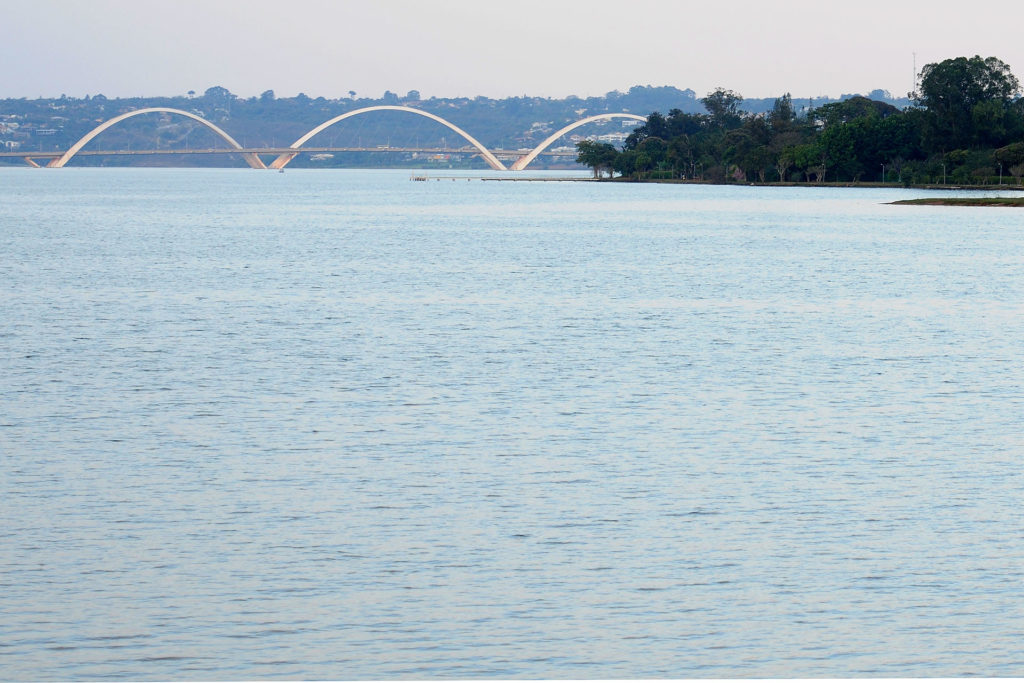 Projeto para captar, armazenar, tratar e distribuir água do Lago Paranoá, que já está licitado.