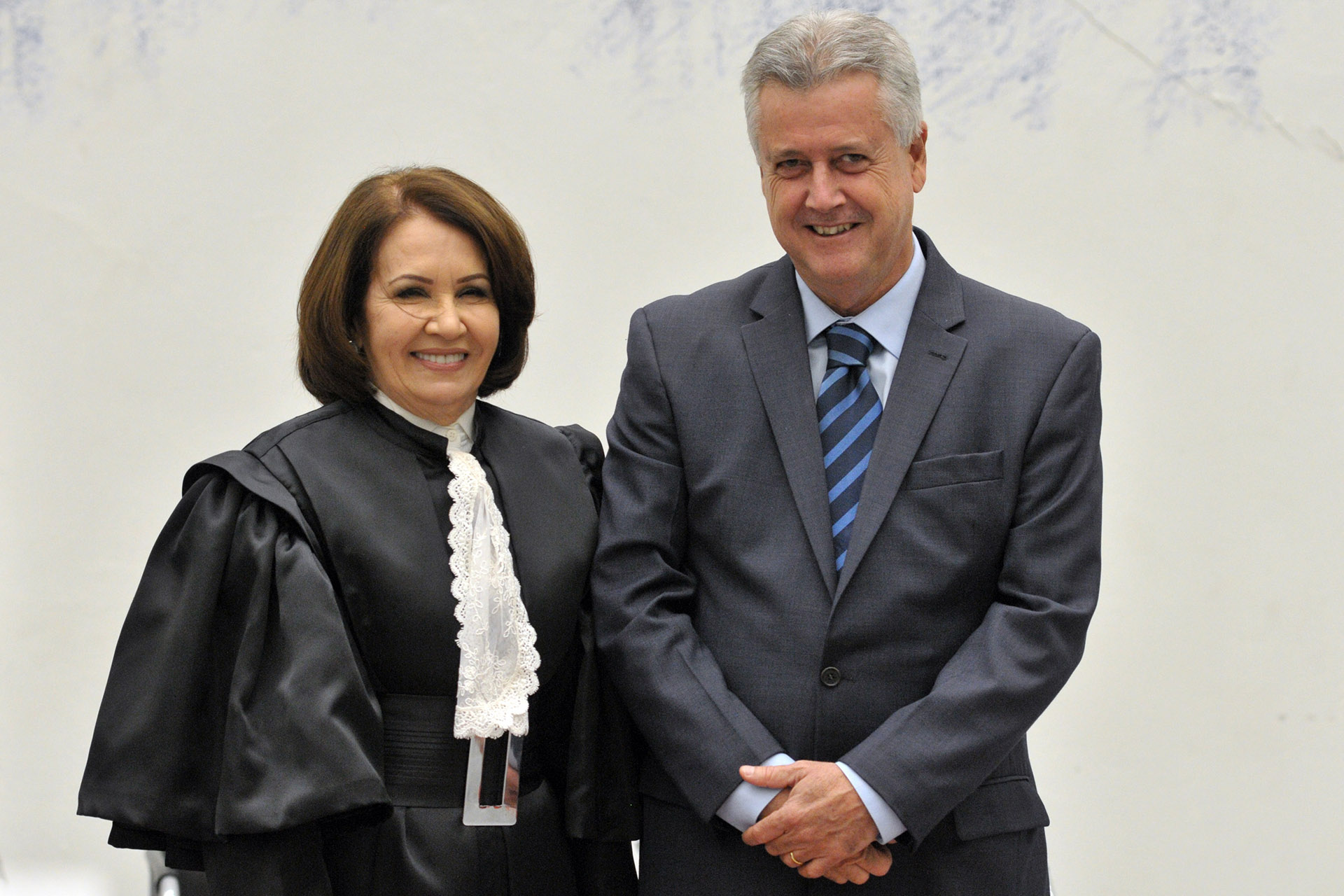 A ministra Laurita Vaz, que assumiu como presidente, e o governador de Brasília, Rodrigo Rollemberg
