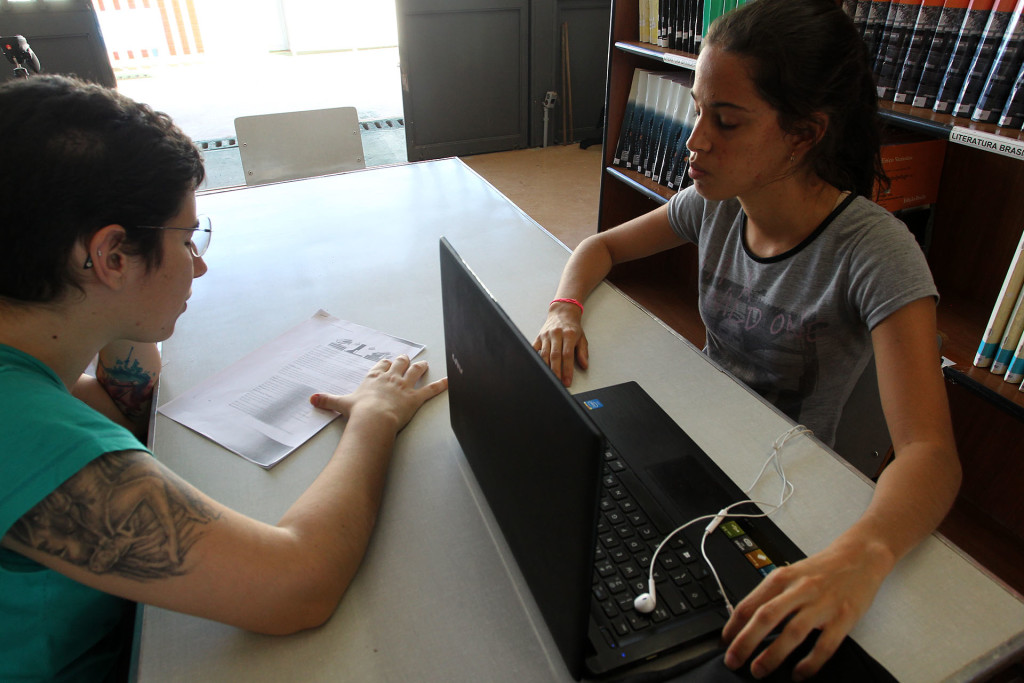 Bruna Trajano, é estudante de letras da UnB e voluntária do Clube do Ledor e dá suporte a também estudante da Unb Viviane Santos, cega desde os primeiros dia de vida, na leitura dos textos do curso de inglês. 