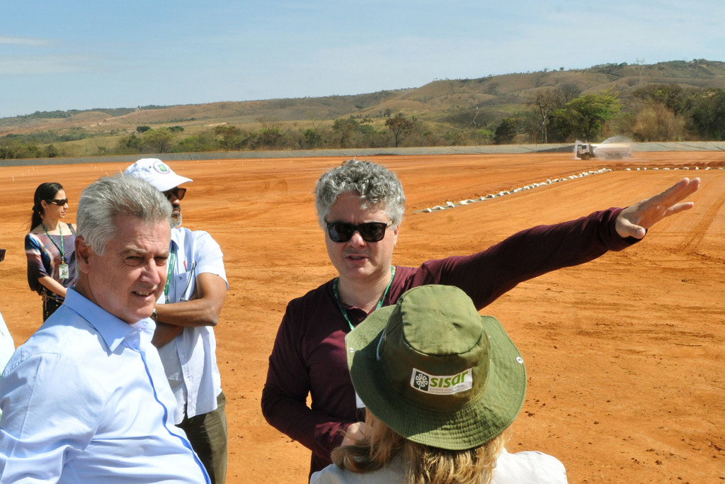 As obras da Etapa 1 do Aterro Sanitário de Brasília estão 90% concluídas. O governador Rollemberg visitou o local e conversou com os responsáveis pelo serviço.