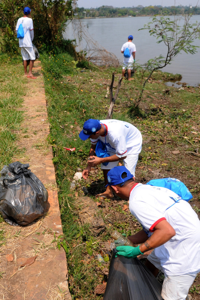 Detentos em regime semiaberto trabalham na retirada de lixo nas margens do Lago Paranoá nesta quarta-feira (14). 