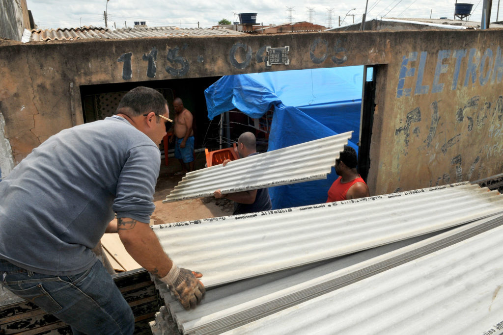 Para reconstruir o telhado danificado durante o temporal o auxiliar de serviços gerais Paulo Andre de Almeida, de 42 anos, recebeu a doação de 13 telhas.