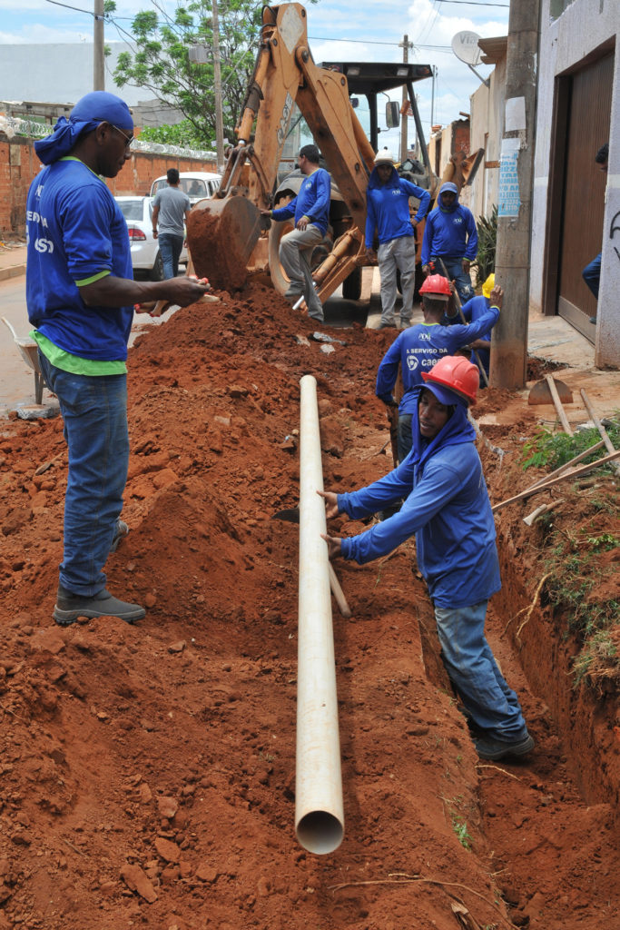 Caesb instala rede de esgoto no Sol Nascente, em Ceilândia.