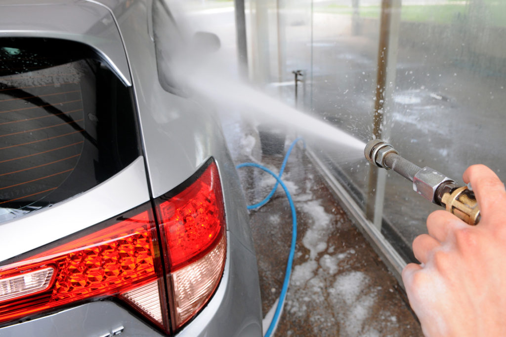 Lava-jatos são orientados a utilizar menos água para a limpeza dos veículos.