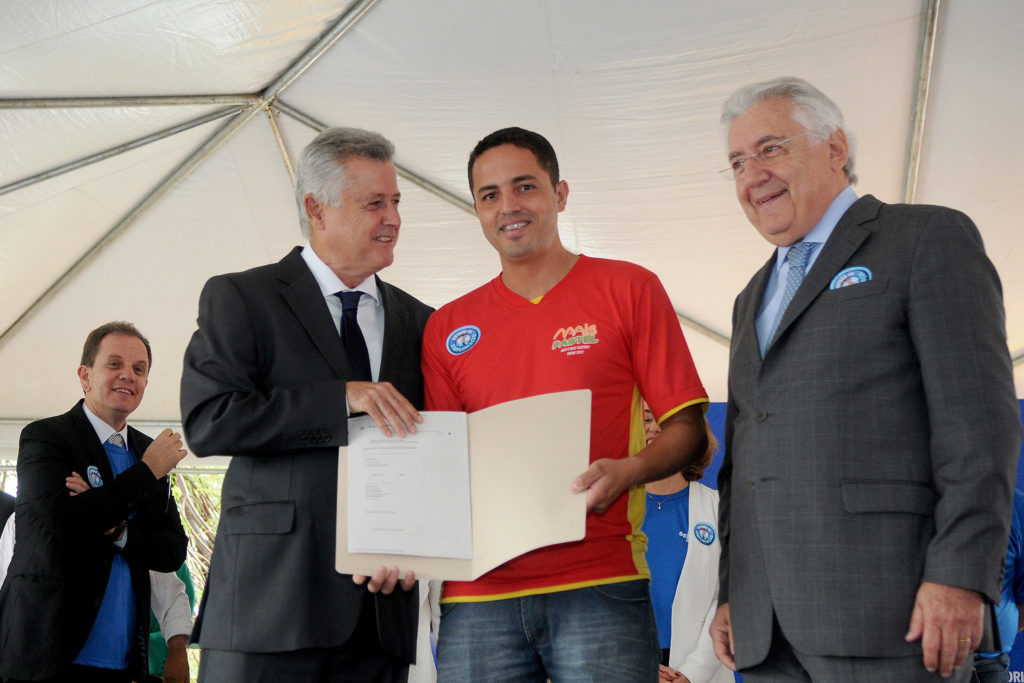 O governador Rollemberg e o diretor-presidente do Sebrae nacional, Afif Domingos, entregaram o licenciamento para Carlos Henrique Soares da Costa,dono de uma pastelaria.