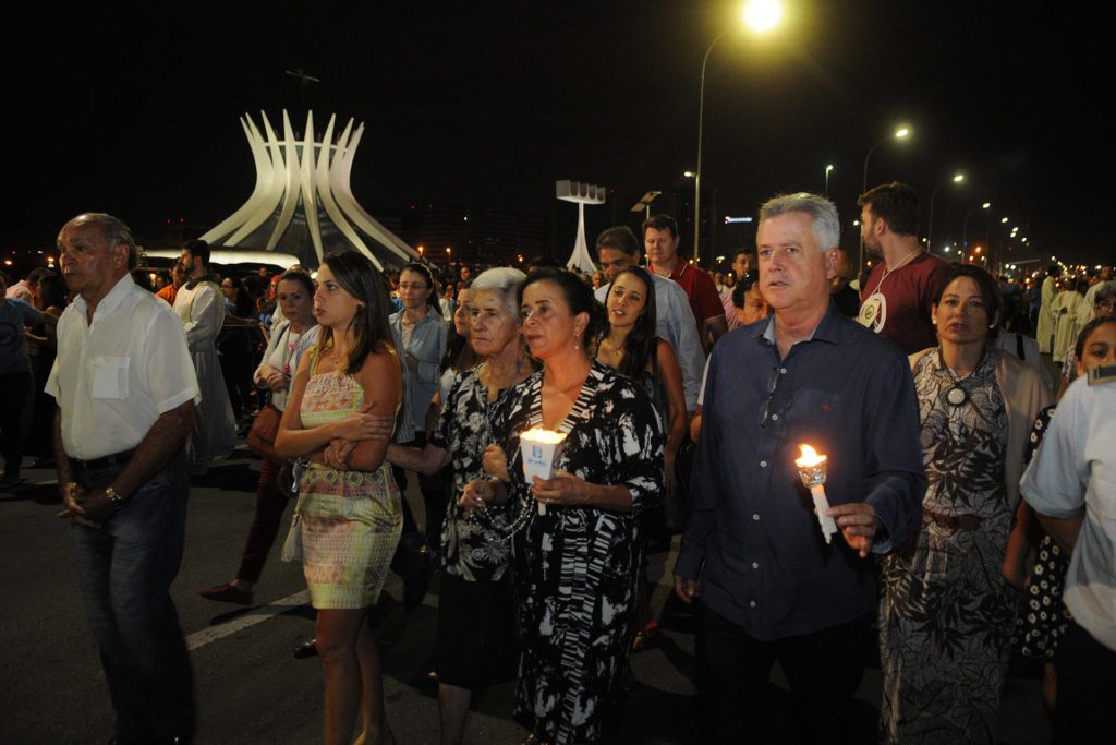 O governador Rollemberg, acompanhado da esposa, Márcia, da mãe Teresa, e da secretária da Segurança Pública e da Paz Social, Márcia de Alencar, durante a procissão honra à santa padroeira do Brasil e de Brasília.