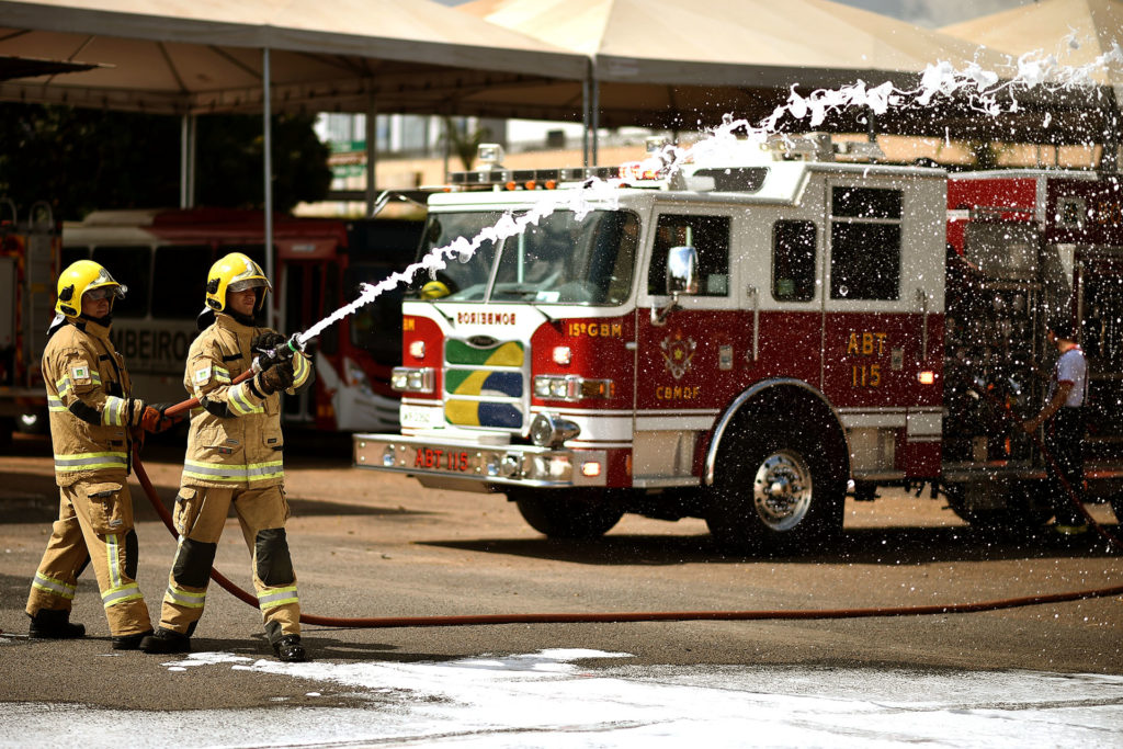 O uso de espuma é um sistema inovador, capaz de economizar até seis vezes o gasto de água no combate a incêndios urbano.