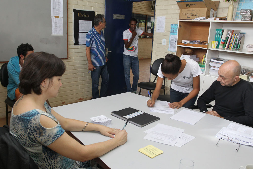 Eleições ocorrem até as 21h30, mesmo em escolas sem aulas no período noturno