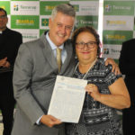 O governador de Brasília, Rodrigo Rollemberg, entregou na manhã desta quinta-feira (10) 35 escrituras para promover a regularização fundiária de templos religiosos e entidades de assistência social.