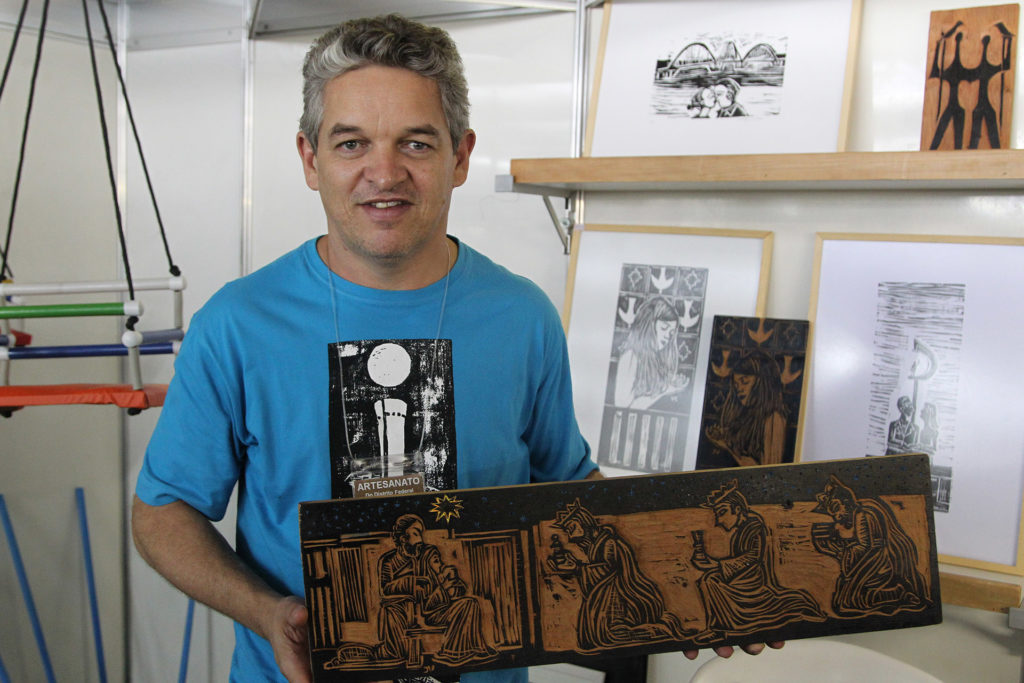 Valdério Costa, de 50 anos, que trabalha com xilogravuras, vai comercializar na feira o artesanato que produz. 
