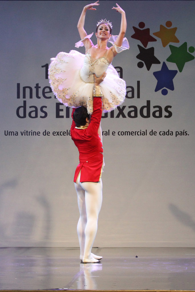 A Escola do Teatro Bolshoi no Brasil fez apresentações de balé. 
