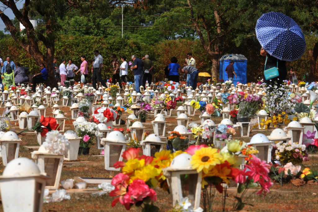 Movimentação de visitantes no cemitério Campo da Esperança, na 916 Sul, nesta quarta-feira (2), Dia de Finados. 